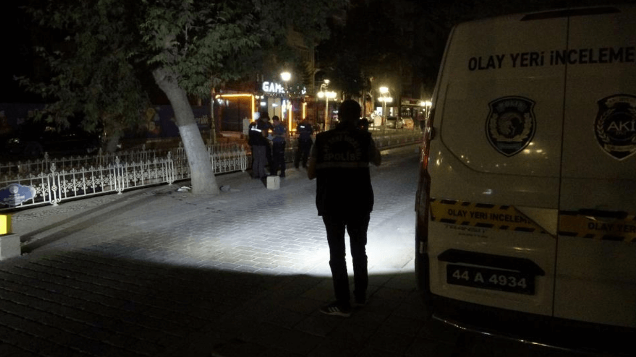 Gece Yarısı Silahlı Saldırı! Mermilerin Hedefi Oldu!
