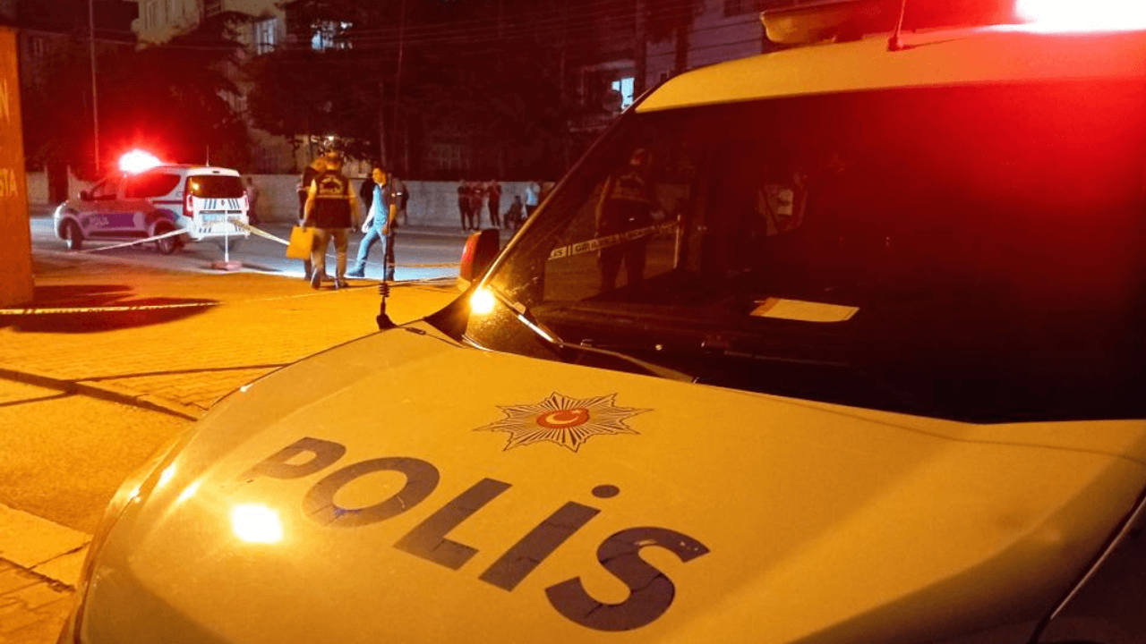 İki Grup Arasında Çıkan Bıçaklı Kavgada Kan Aktı!