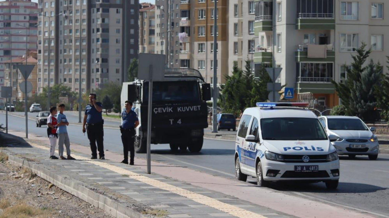 Kayseri’de Mahalleye Korku Saçtı, Evin Etrafını Kuşattı!