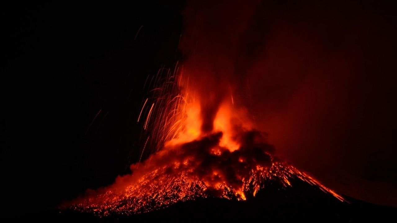 Etna Yanardağı Kükredi! İtalya Kül ve Alev İçinde!