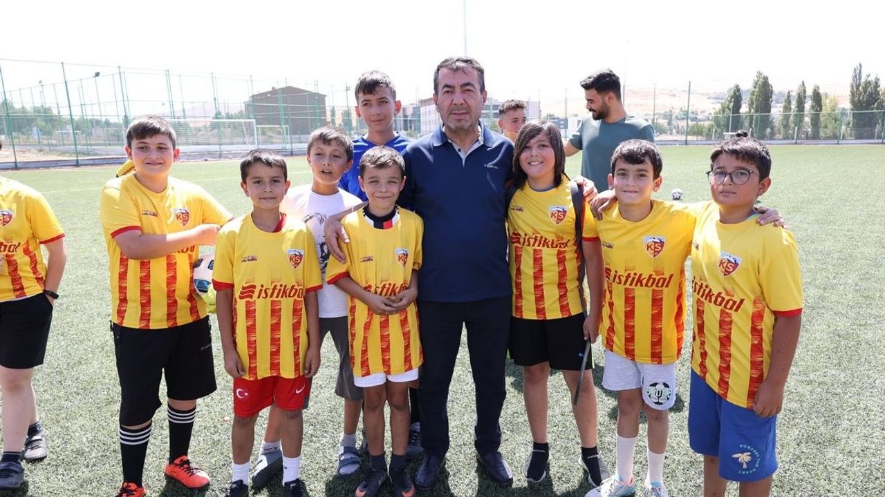 Sözünü Tuttu! Çocukların Yüzünü Güldürdü!
