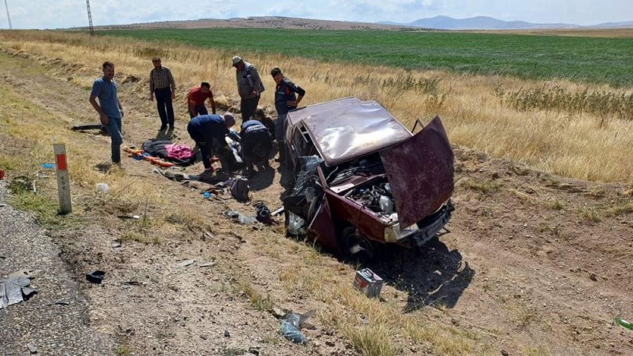 Otomobiller Çarpıştı: 3 Ölü, 3 Yaralı!