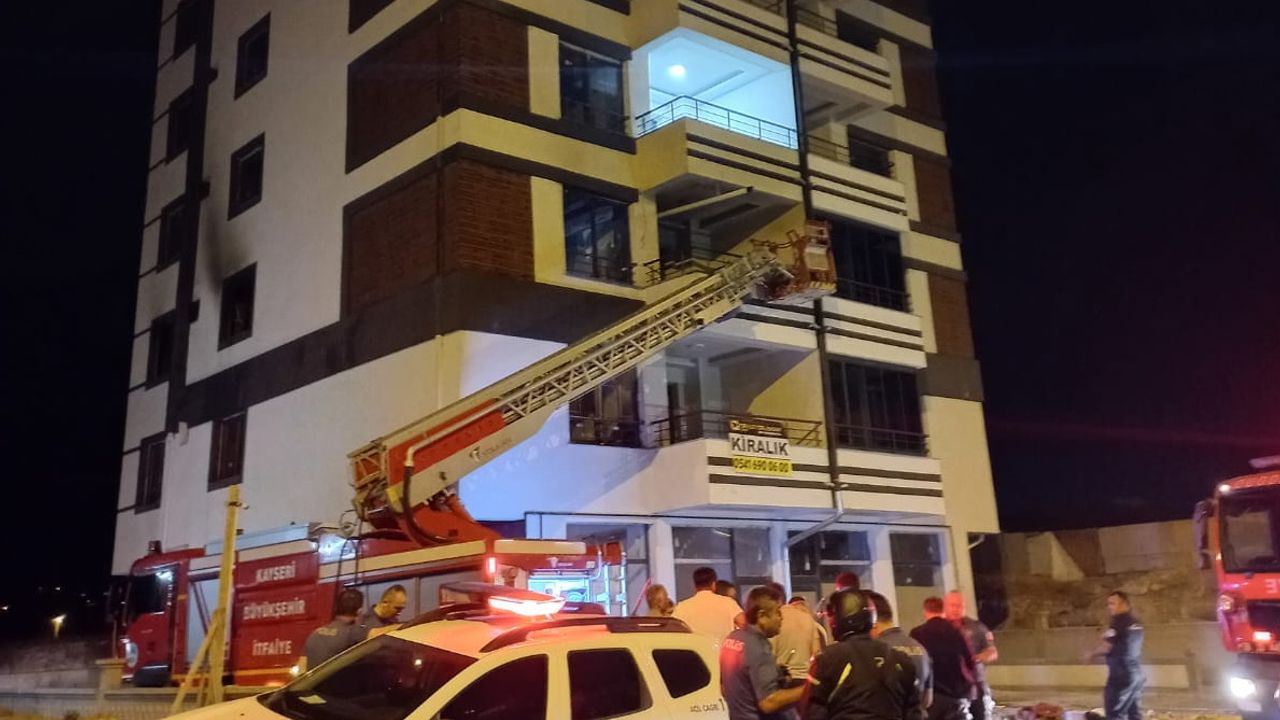 Kayseri'de Cinnet! Oturduğu Evi Ateşe Verdi!