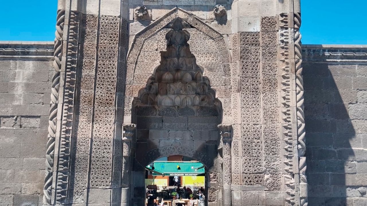 Sahabiye Medresesi Çay Bahçesi’ne Döndü!