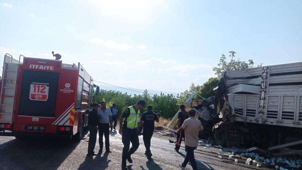 TIR’la Kamyon Çarpıştı: Ölü ve Yaralı Var!