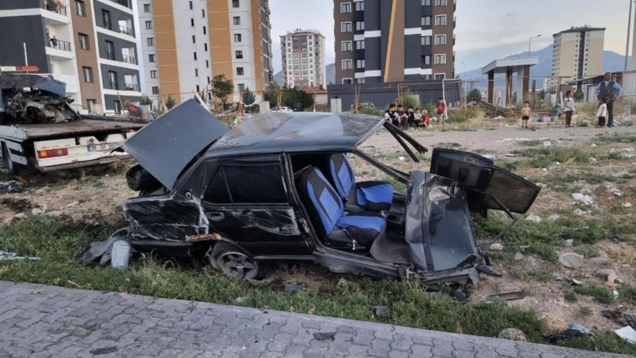 Kayseri'de Korku Saçan Kaza! Otomobil İkiye Ayrıldı!