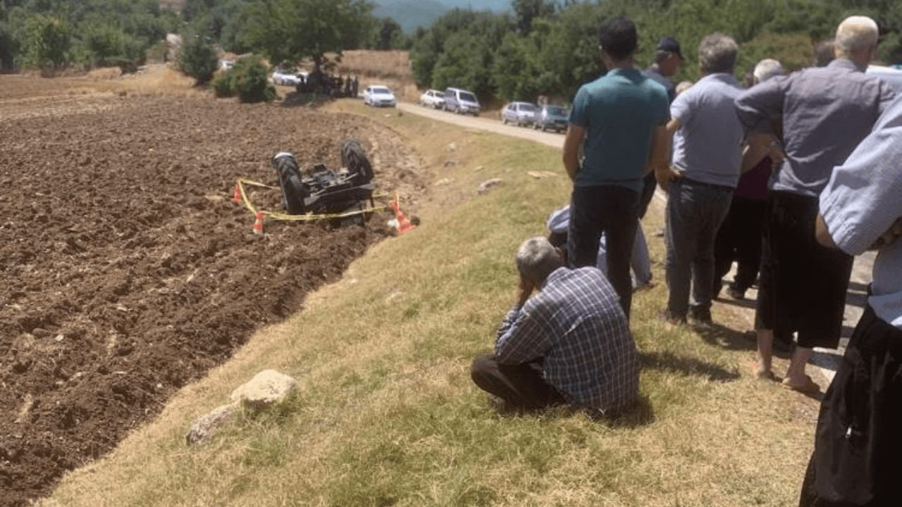 Yaşlı Adam Devrilen Traktörün Altında Can Verdi!