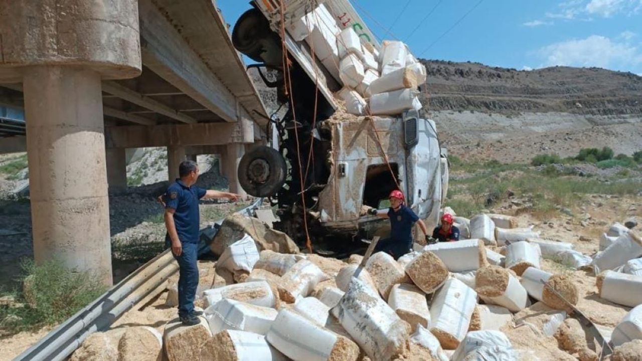 Köprüden Yuvarlanan TIR’ın Sürücüsü Feci Şekilde Can Verdi!