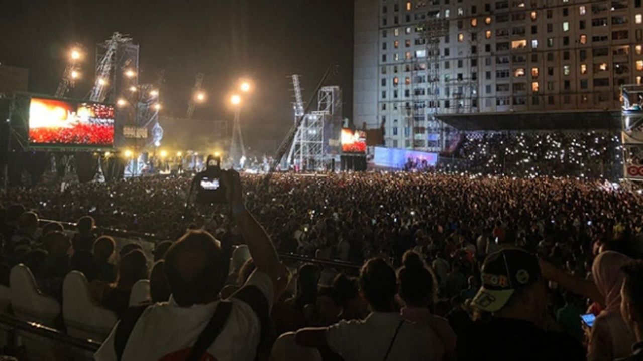 Konserde görülmemiş olay! Ünlü şarkıcı hayatını kaybetti