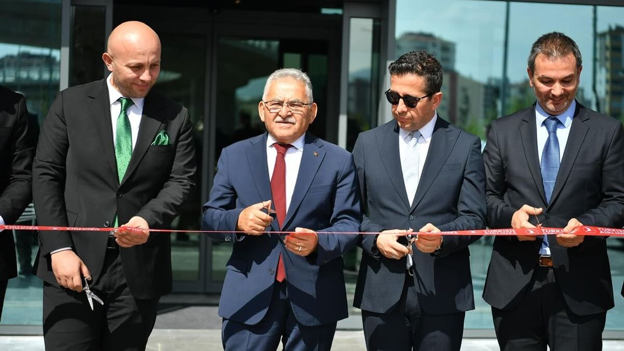 Başkan Büyükkılıç, Kayseri Havalimanında Açılış Kurdelesini Kesti!