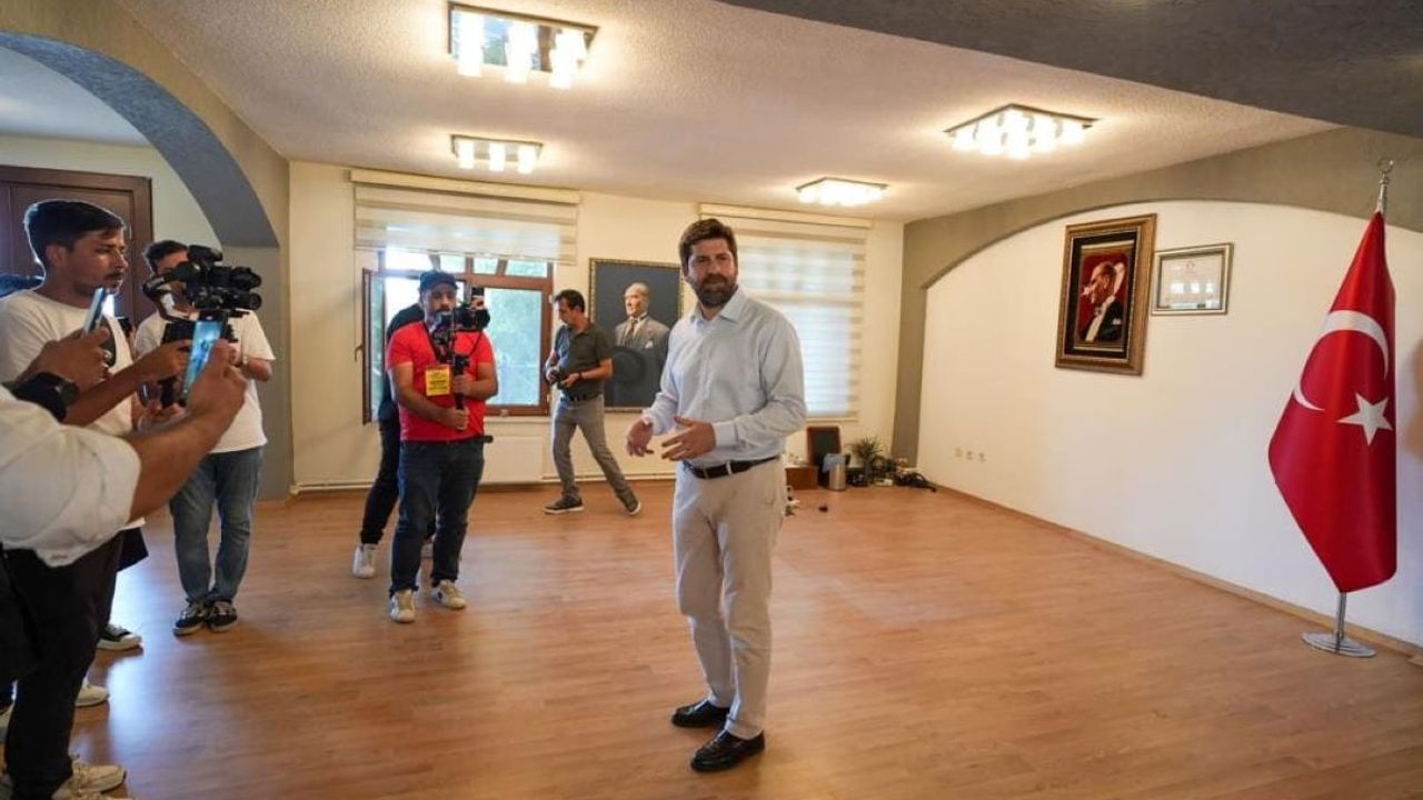 CHP’li Belediyeye Haciz Şoku! Başkan Oturacak Koltuk Bulamadı!