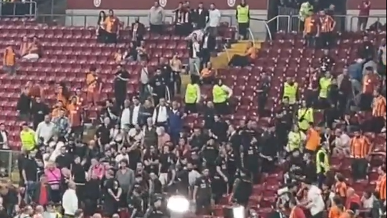 Galatasaray PAOK Maçında Ortalık Karıştı: Yunan Taraftar Stadyumdan Çıkartıldı!