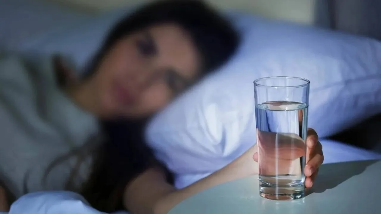 Gece yatak yanına su koymayın! Uzmanlar nedenini ilk kez açıkladı