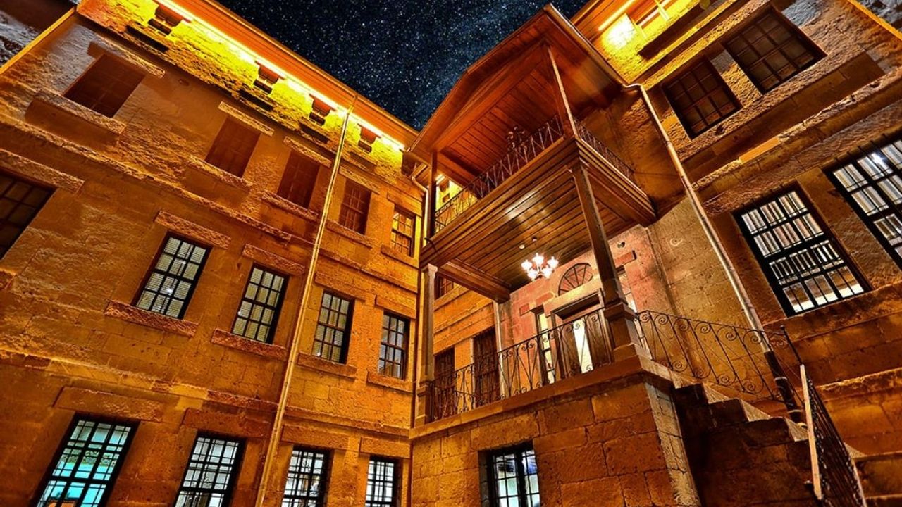 Kayseri'de Işıklar Saçan Tarihi Binada Buluşma Gerçekleşti!