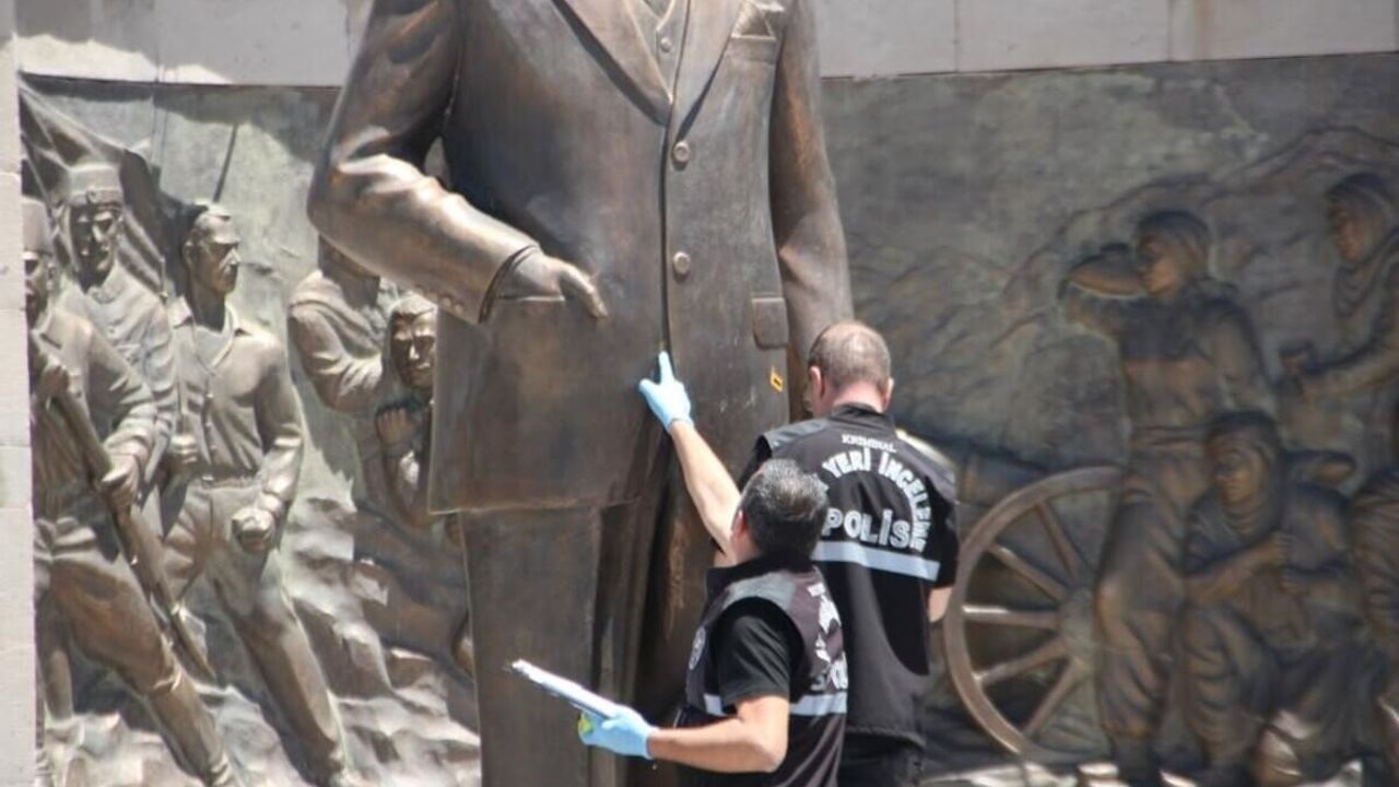 Kayseri'de Atatürk Anıtı'na Baltayla Saldıranların Cezası Belli Oldu
