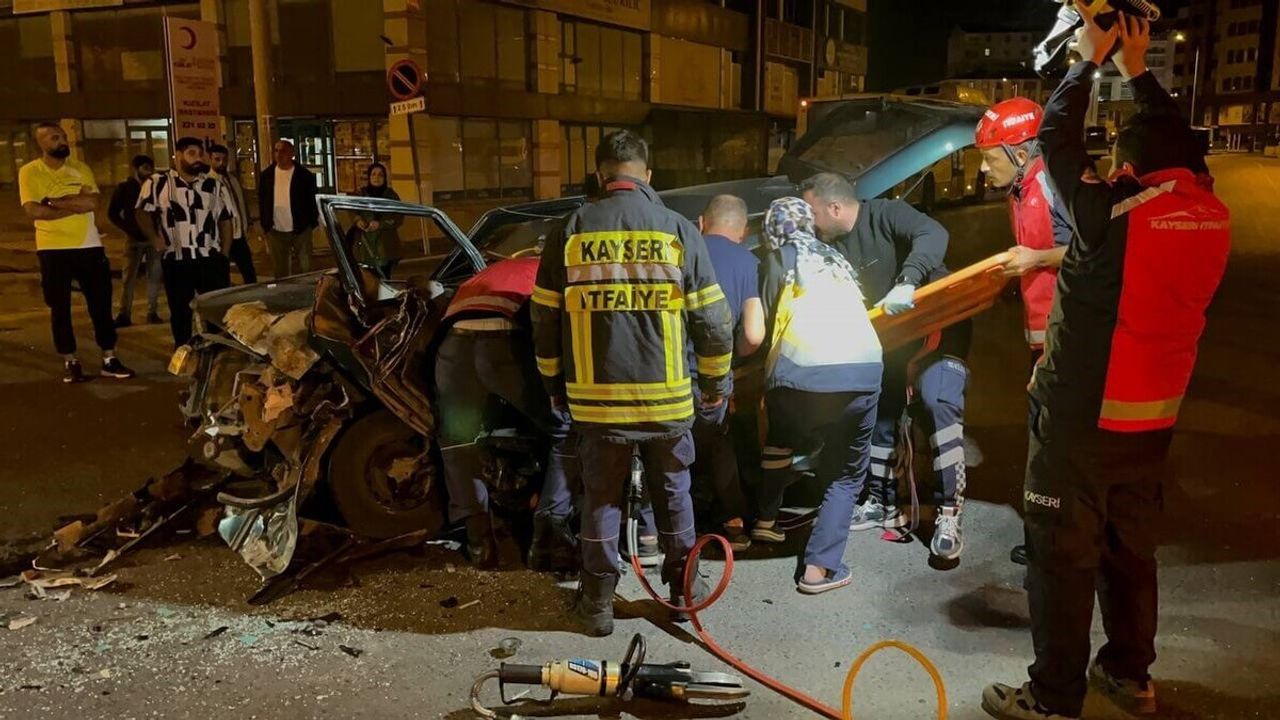 Kayseri’de Halk Otobüsü ile 2 Araç Çarpıştı! Yaralı Araçtan Güçlükle Çıkarıldı