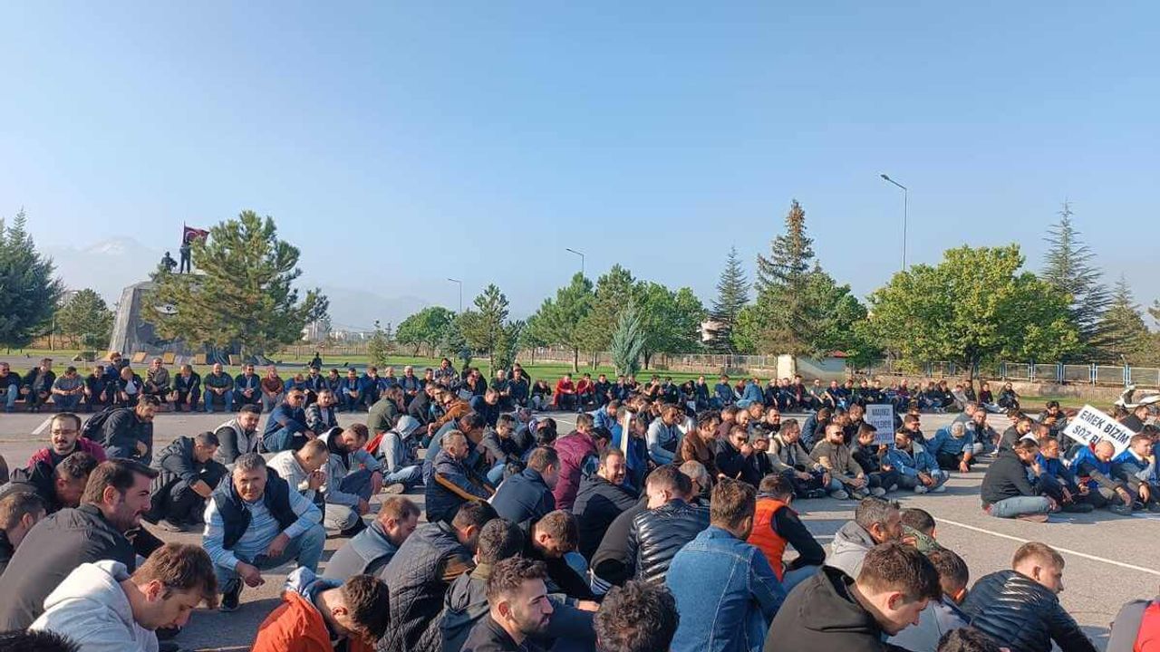 Kayseri’de İşçilerden Dikkat Çekecek Oturma Eylemi!