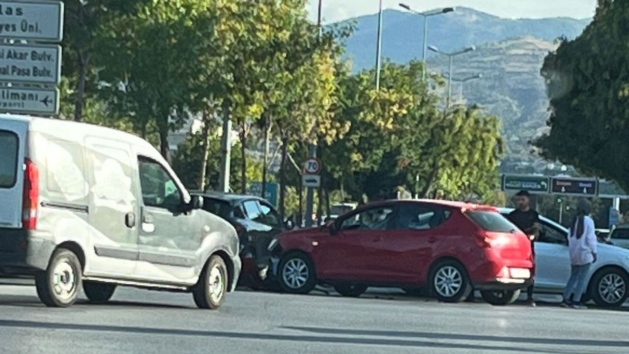 Kayseri'de Kaza Yapan Aracın Tamponu Yerle Bir Oldu!