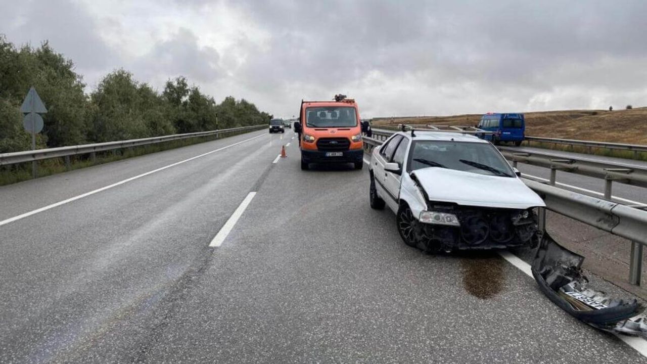 Kontrolden Çıkan Araç Bariyerlere Çarptı! 3 Yaralı