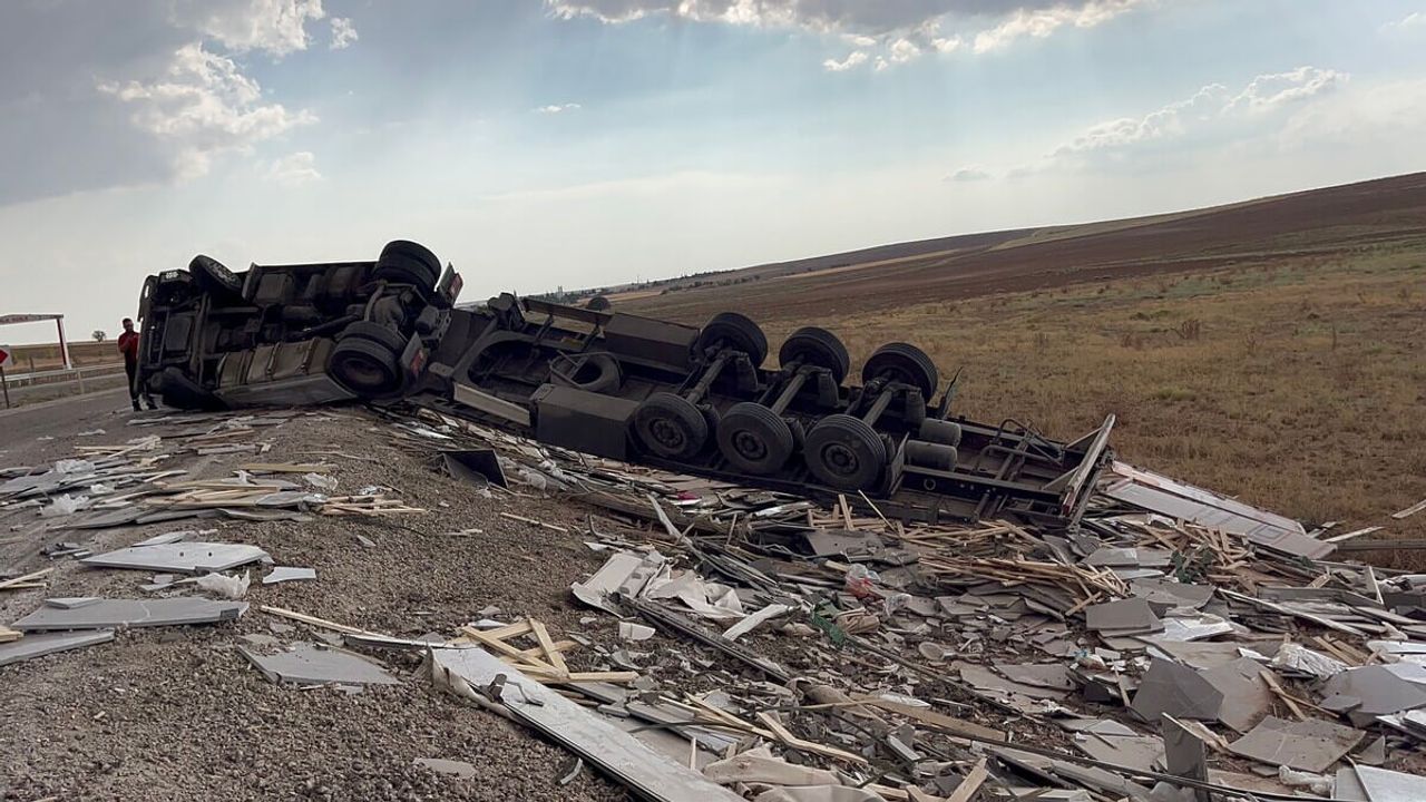 Kontrolden Çıkan TIR Hurdaya Döndü: Sürücü Yaralandı