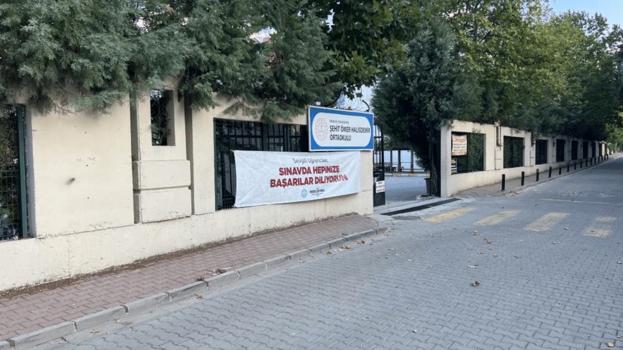 Gözü Dönmüş Veli Silahla Okulu Basıp Dehşet Saçtı!