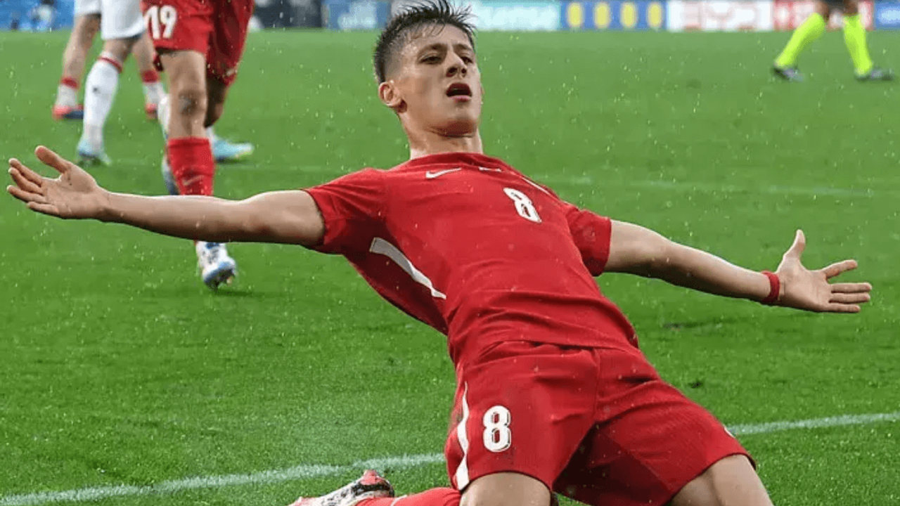 Arda Güler Galaya Sevgilisiyle El Ele Gitti! Herkes Hayranlıkla Baktı!
