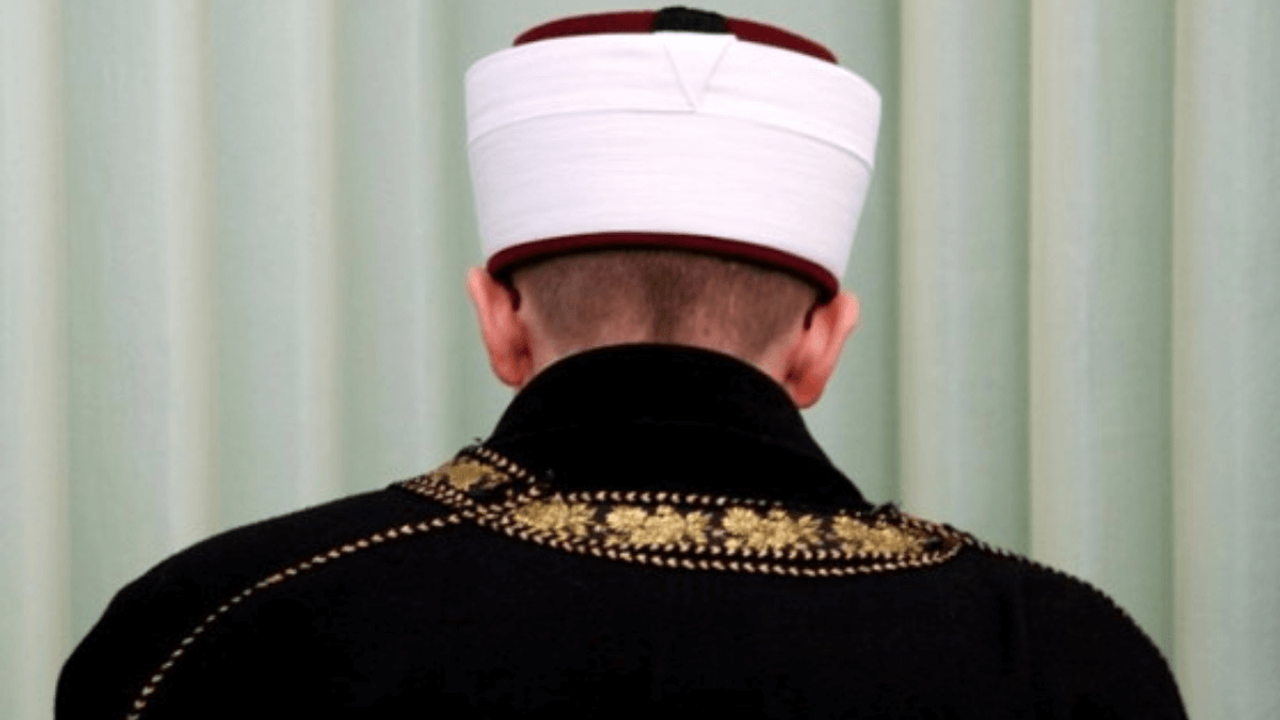 Müftü Skandalı! Arabada Yarı Çıplak Halde Kadınla Yakalandı!