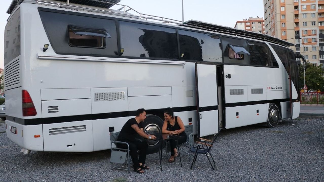 Bankacılığı Bıraktı Karavan ve Kuaförlüğü Birleştirip Hayallerinin Peşinden Koştu!