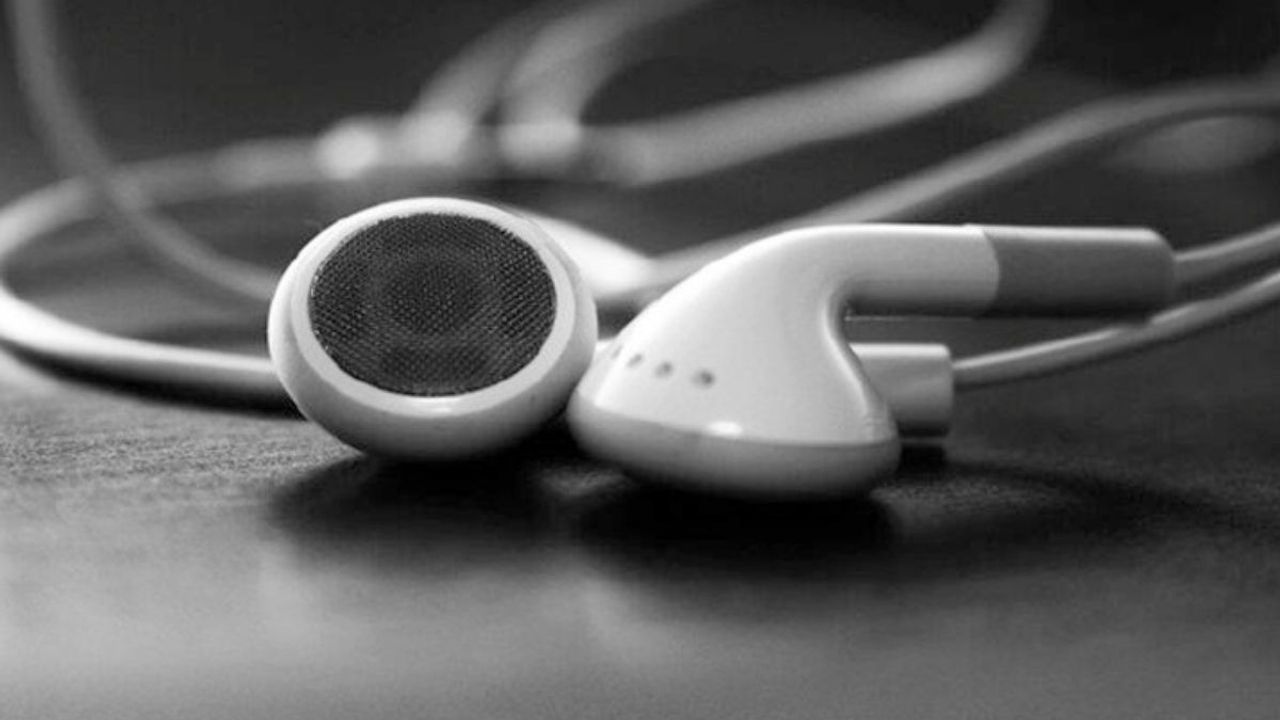 Kulaklıkla Müzik Dinlemek İşitme Engeline Neden Oluyor!