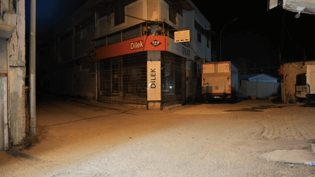 Sokak Ortasında Kanlı İnfaz! Silahla Öldürüp Kaçtılar!