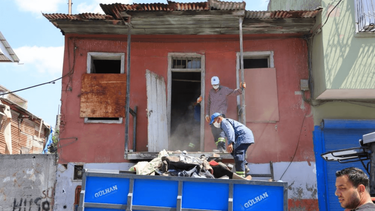 Eve Gelen Zabıtalar İçler Acısı Manzarayla Karşılaştı!