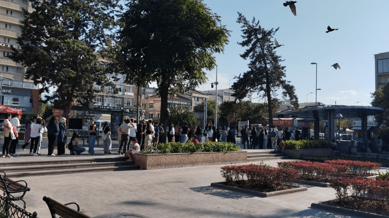 Kayseri’de Metrelerce Kuyruk Oluştu! Nedeni Merak Konusu Oldu!