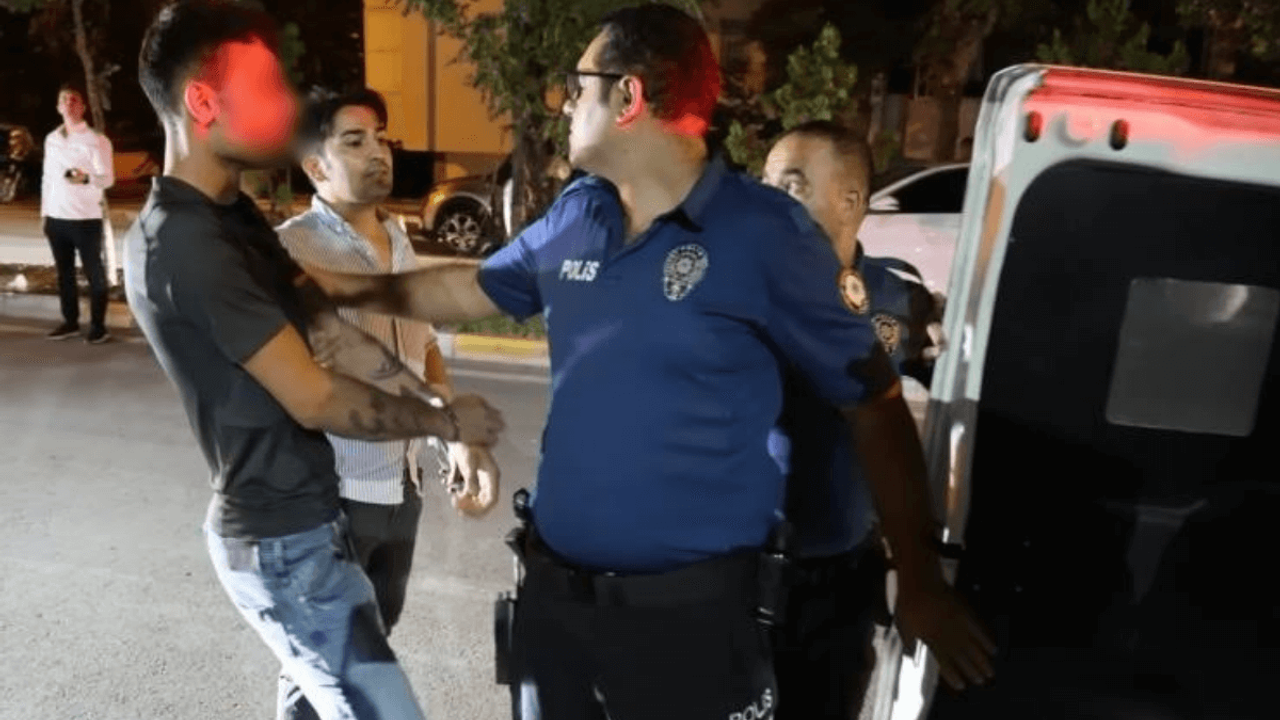 Uyuşturucuyla Yakalanan Şahıs, Polis Aracındaki Yerini Beğenmedi!