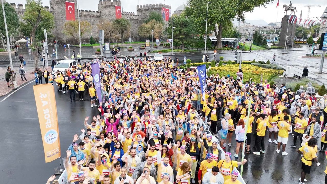 Yüzlerce Kayserili Cumhuriyet Meydanı'nda Biraraya Geldi!