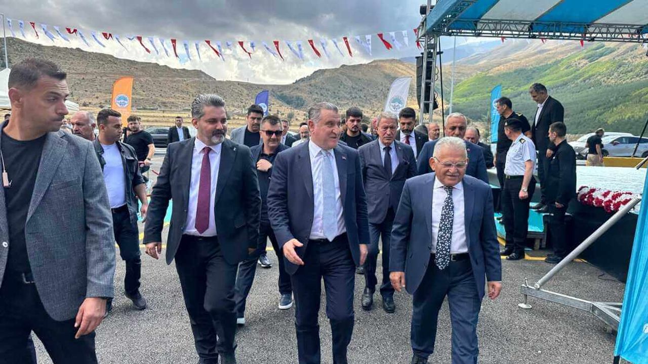 Memduh Büyükkılıç İstedi, Bakan Osman Aşkın Bak “Kayseri kendi işini halleder dedi”