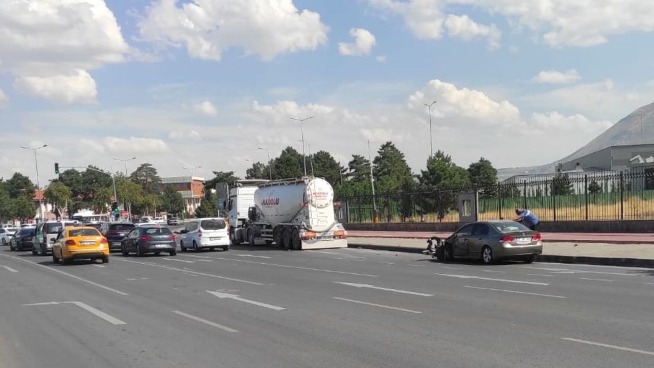 Kayseri'de Beton Mikseri Arabanın Üstüne Çıktı!