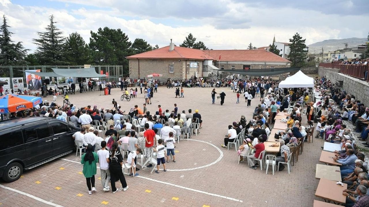 Kayseri'de Bakın Hangi İsim Pilav Dağıttı?