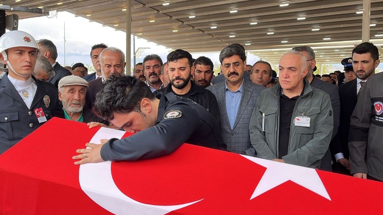 Şehit Şeyda Yılmaz'ın Eşi, Karısının Tabutunu Öperek Onu Son Yolculuğuna Uğurladı...