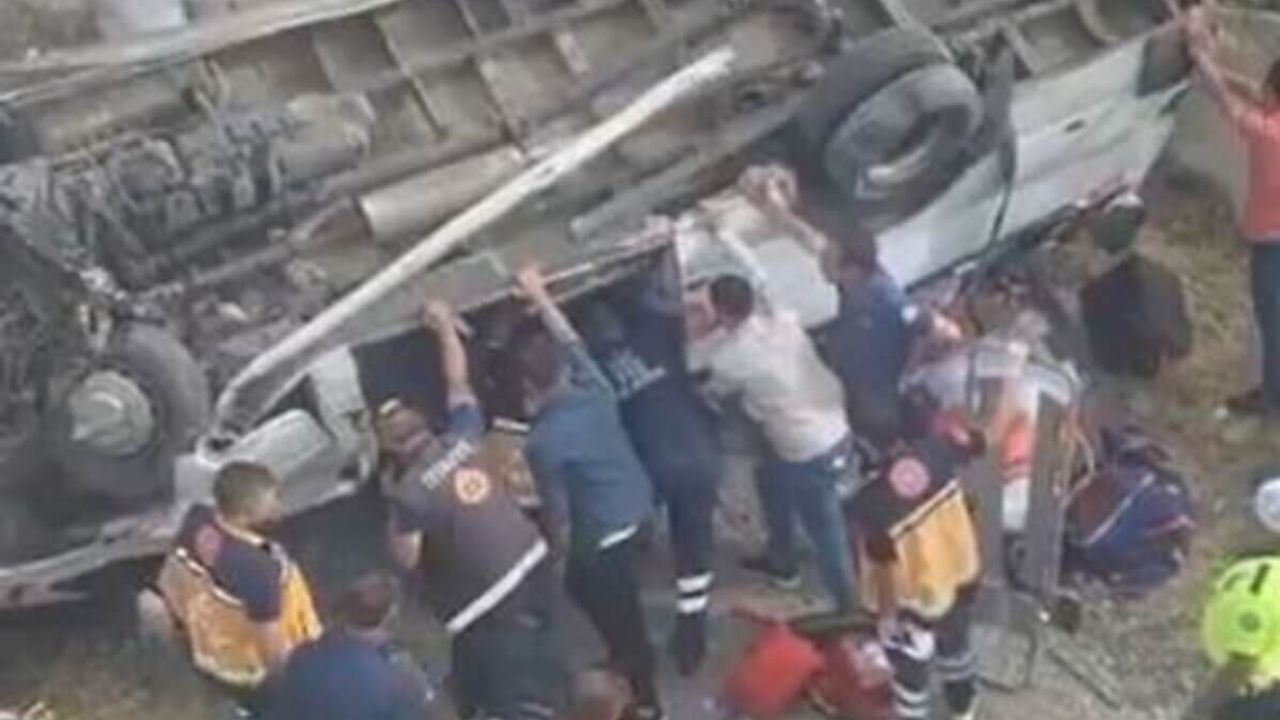 İşçileri Taşıyan Minibüs Şarampole Devrildi: 14 Yaralı