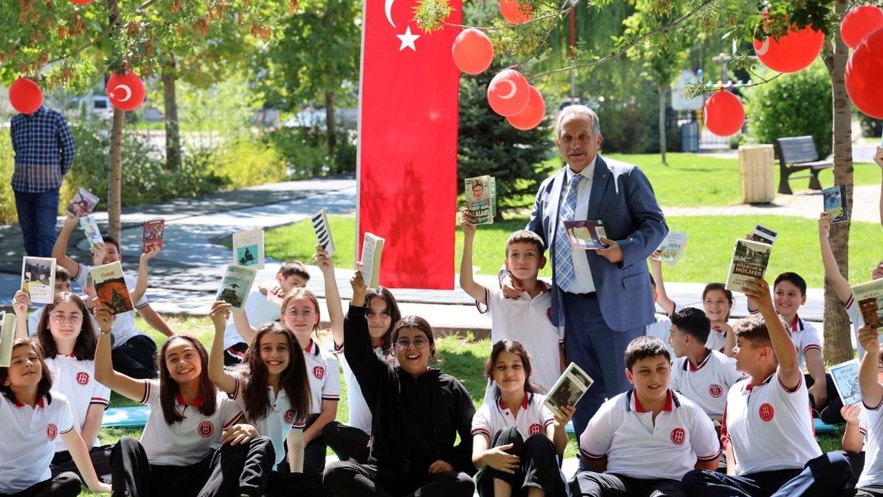 Kayseri'de Parktaki Çocuklara Masal Okunacak!