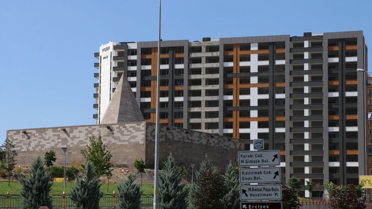 Kayseri'de Tarihi Köşk Medresenin Önü Kapandı!