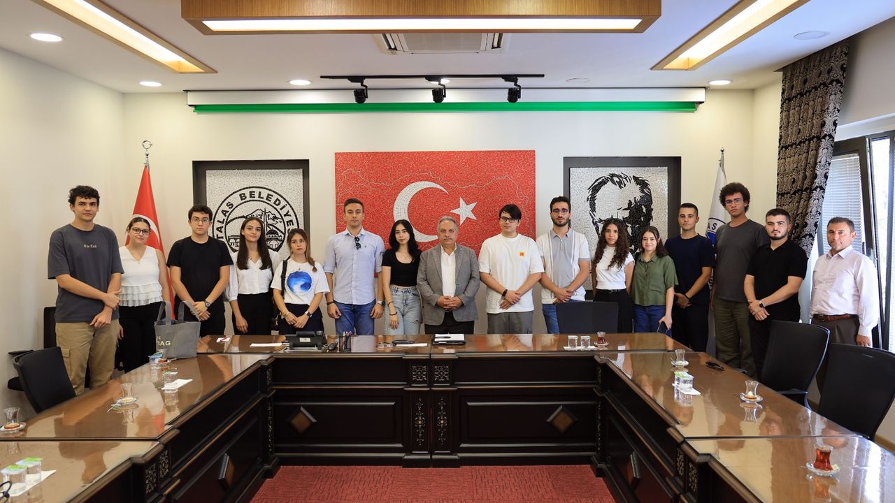 Lisede Çalıştıkları Kütüphaneyi  Üniversiteli Olarak Ziyaret Ettiler!