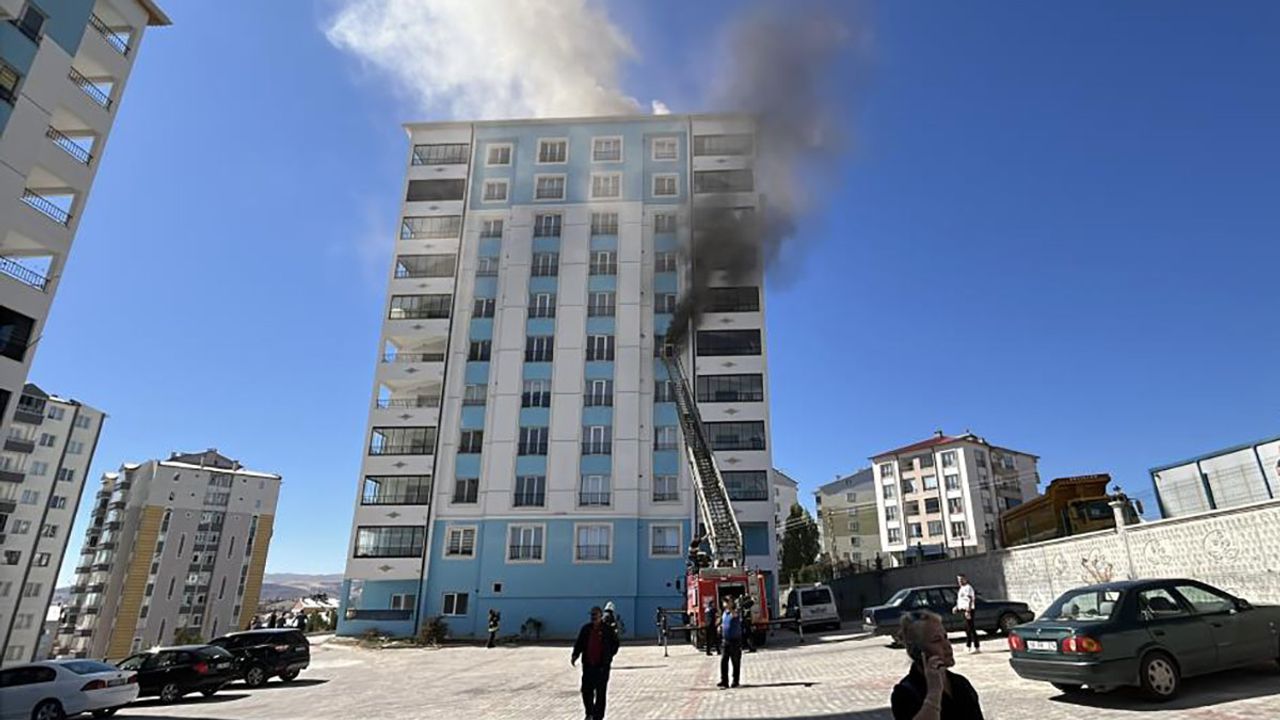 Korkutan Yangın! Mahsur Kalanlar Tek Tek Kurtarıldı
