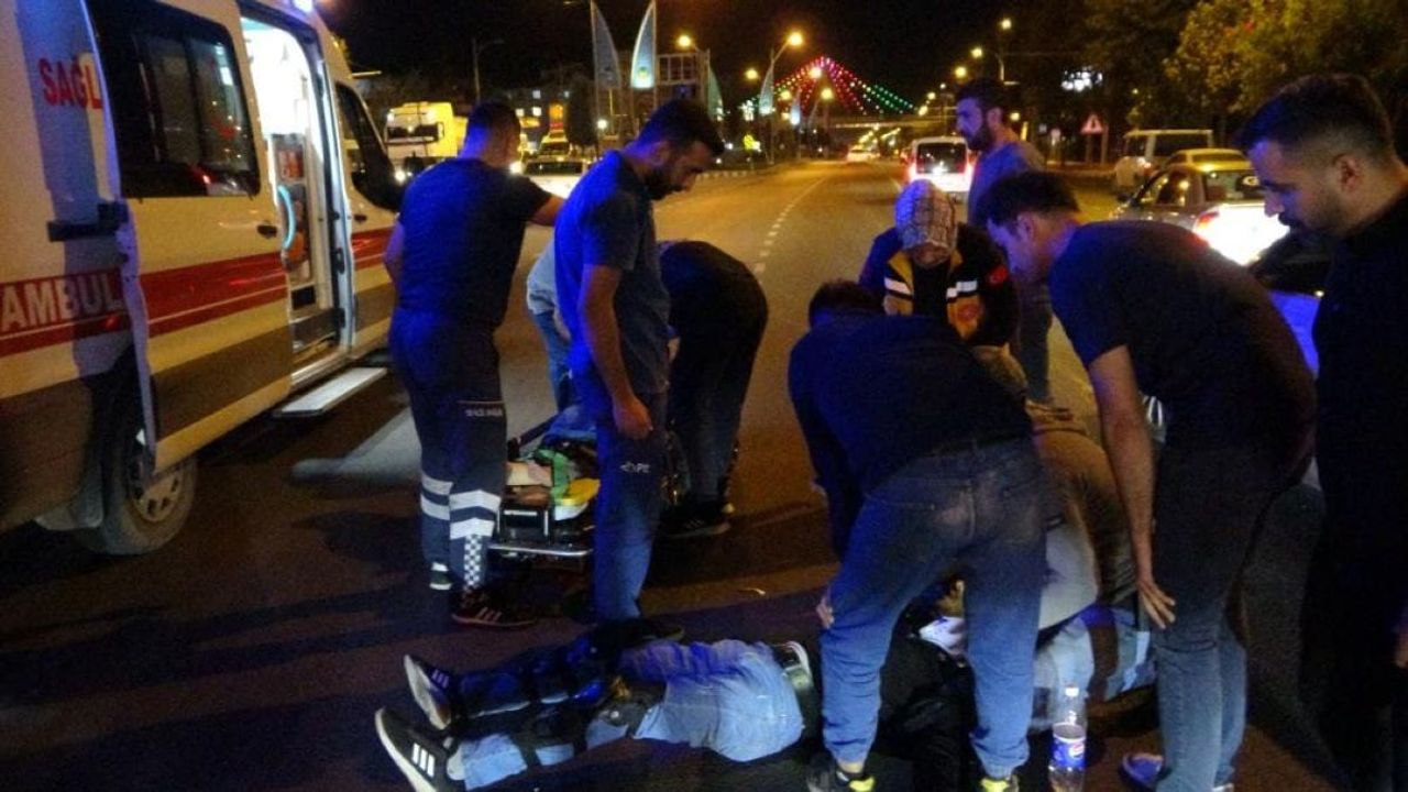 Yayaya Çarpan Motosiklet Metrelerce Savruldu: Yaralılar Var!