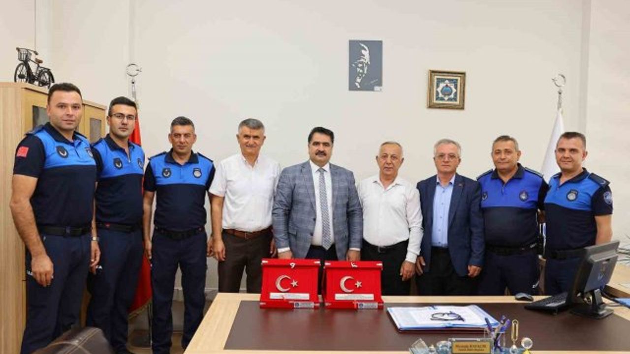 Akbıyık'tan Ziyaret! Plaket Takdim Etti