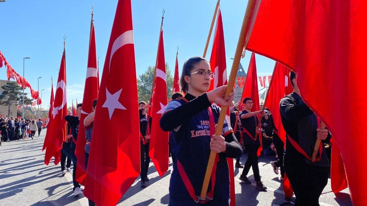 Kayseri Valiliği’nden Cumhuriyet Bayramı’nda takdir toplayan o davranış