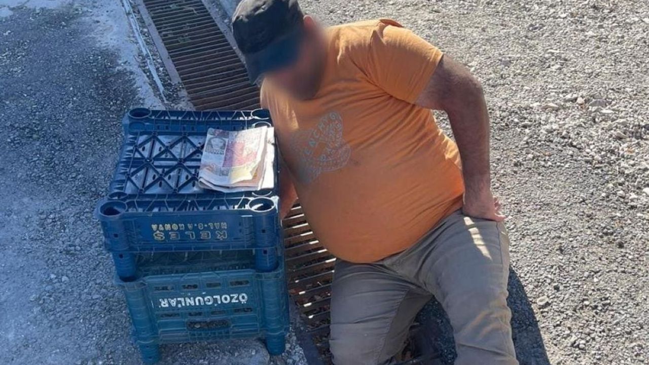 Atık su kanalını temizlemek istedi, ayağı mazgala sıkıştı!