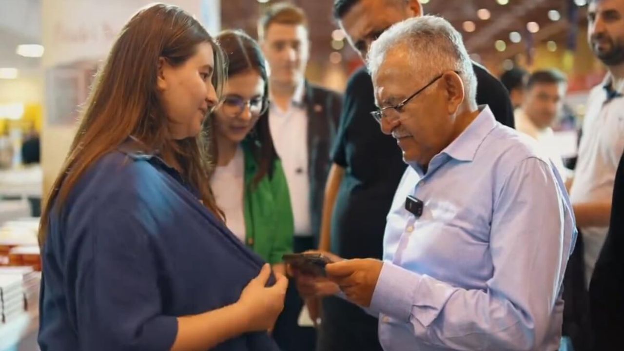 Başkan Büyükkılıç’a genç kızdan şaşırtan sürpriz