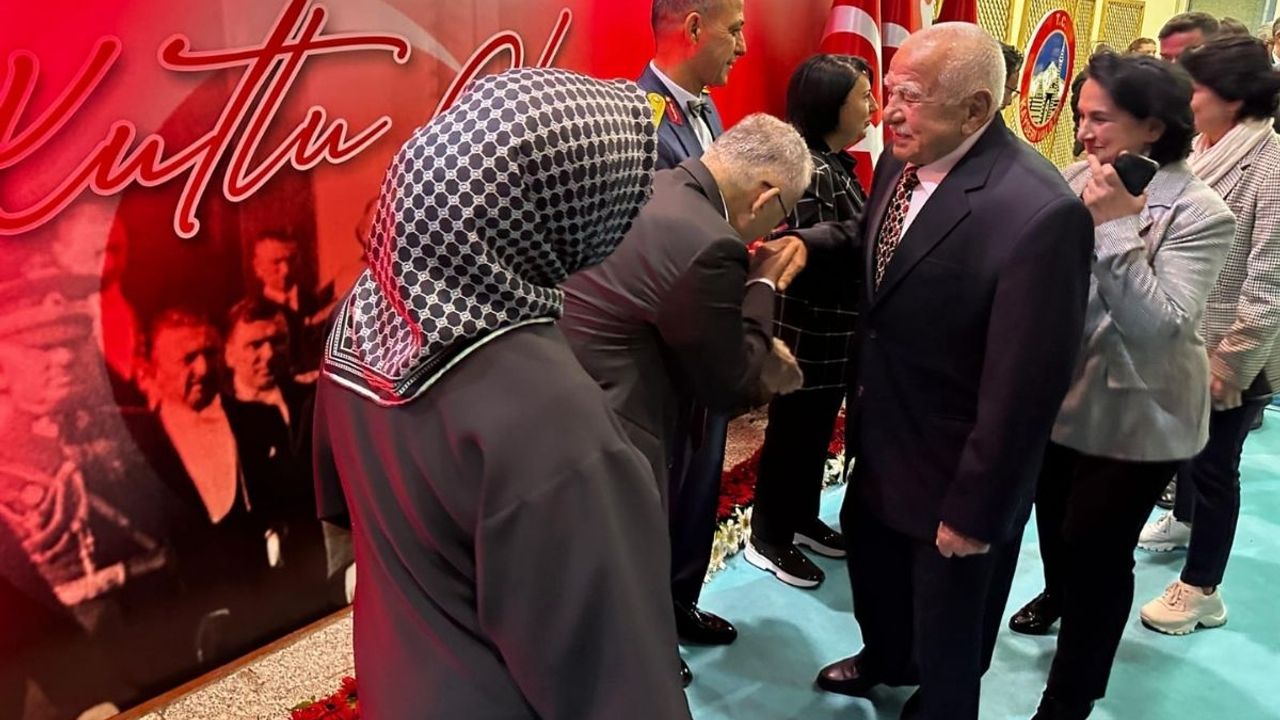 Cumhuriyet Bayramı’nda duygulandıran anlar! Başkan Büyükkılıç abisinin elini öptü!