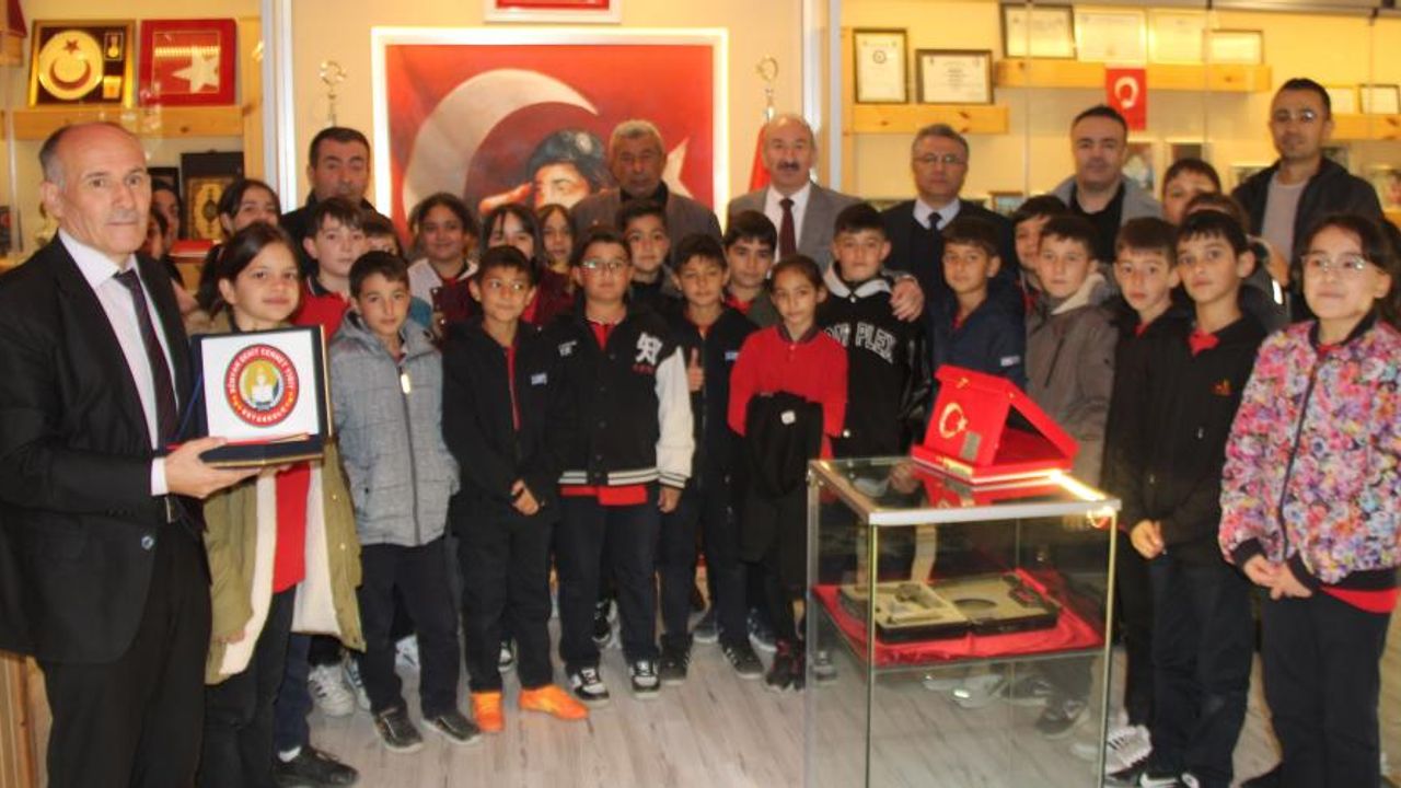 Kayseri'de öğrencilerden ‘Şehit Cennet Yiğit’ marşı